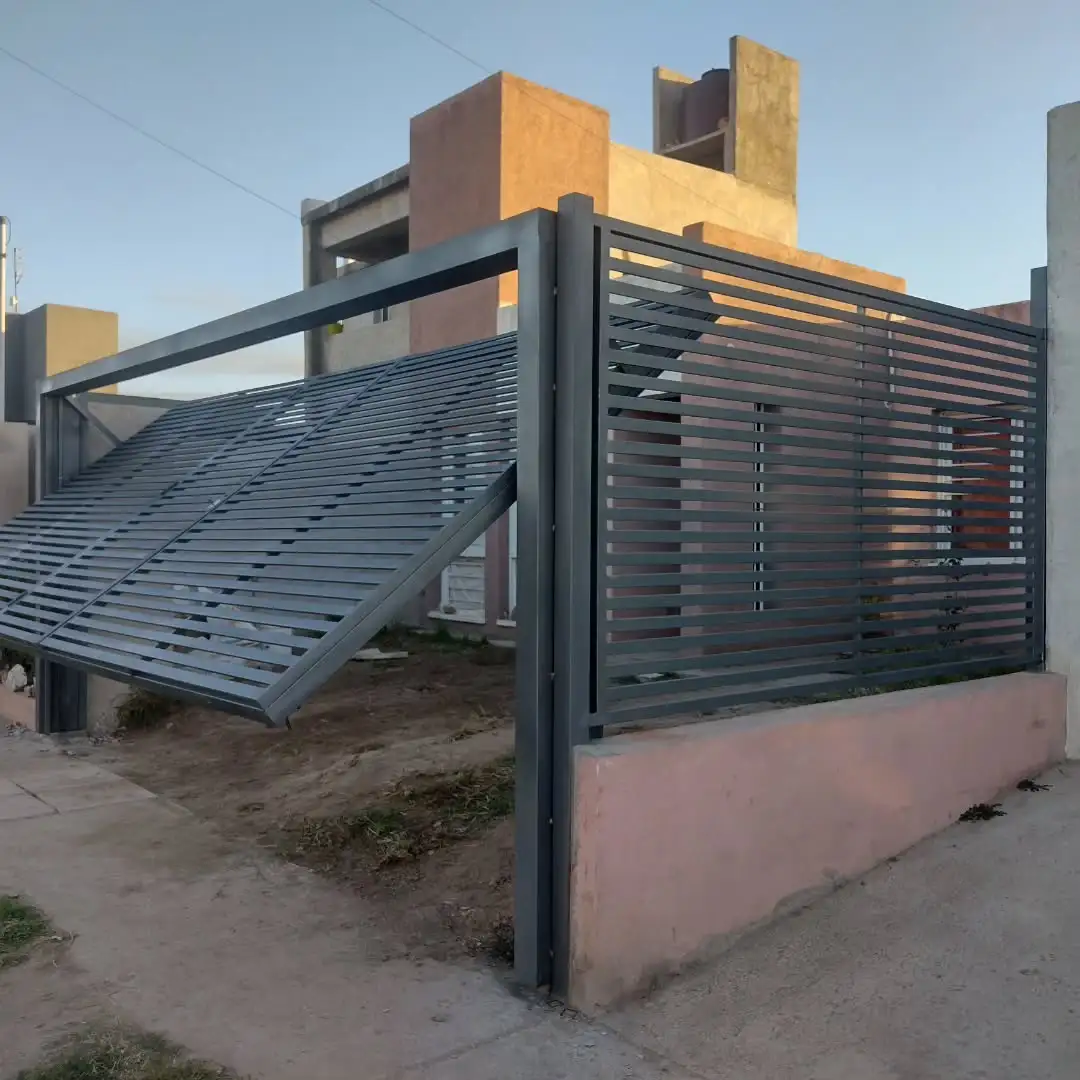 portón levadizo de 5 mtrs con diseño en caños horizontales heic
